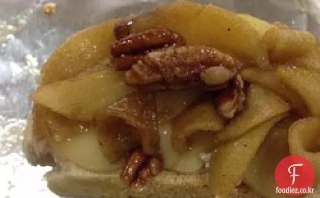 구운 사과 피칸 브리 샌드위치