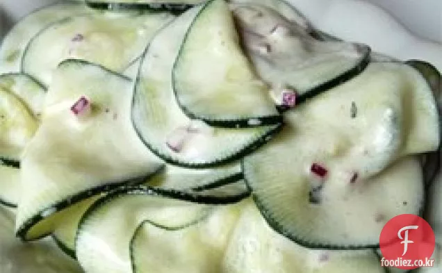 사워 크림과 함께 오이