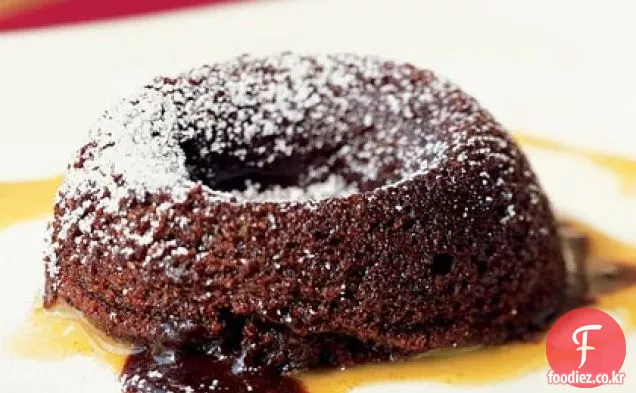 피스타치오 크림을 곁들인 초콜릿 용암 케이크