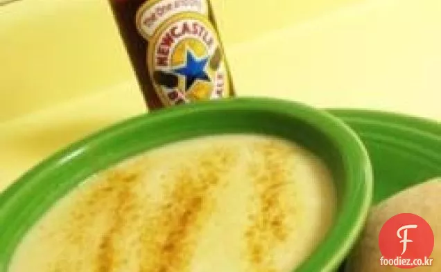 거품이 많은 맥주 치즈 수프