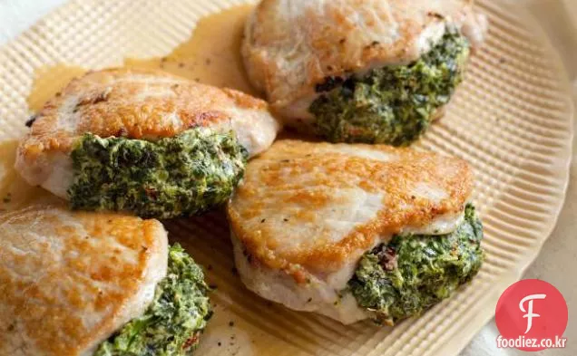 햇볕에 말린 토마토와 시금치로 채워진 돼지 갈비