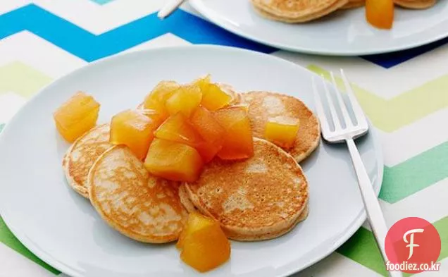 꿀 사과 설탕에 절인 과일과 계피 오트밀 팬케이크