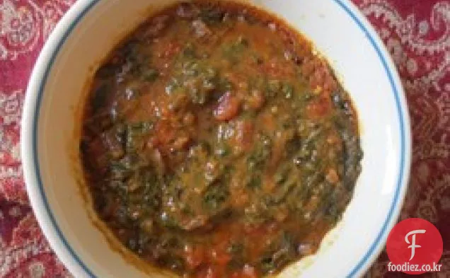 시금치와 토마토 달(인도 렌즈 콩 수프)