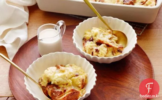아마레 또 소스를 곁들인 파네 토네 빵 푸딩