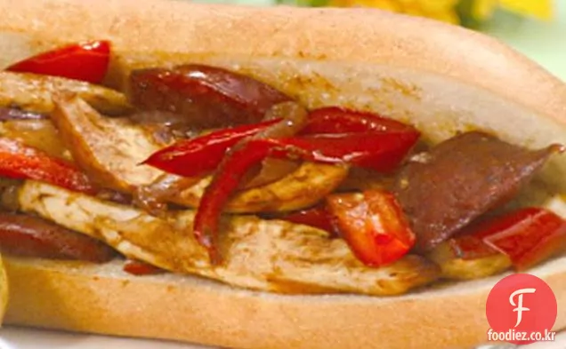 닭고기와 소시지 샌드위치 볶음 피망과 독일 감자 샐러드