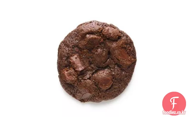 초콜릿 덩어리와 더블 초콜릿 칩 쿠키