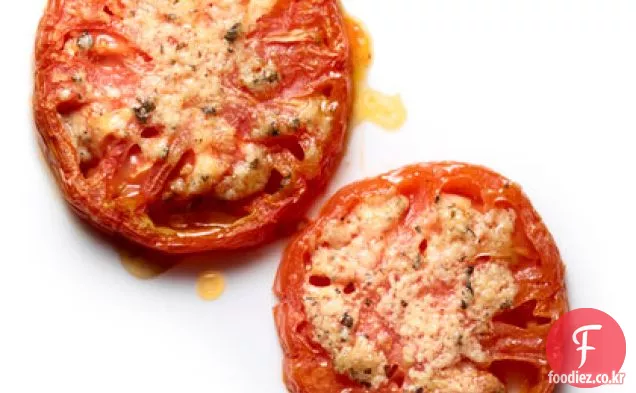 허브-파마산 구운 토마토