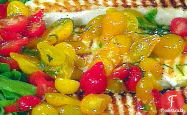 토마토 샐러드와 그레 몰라 타와 함께 즐기기 침대에 구운 넙치 스테이크