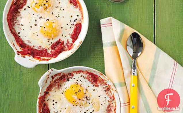 토마토와 파르 메산 치즈와 구운 계란