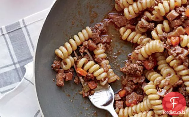 병아리 콩과 파스타가 들어간 토마토 수프