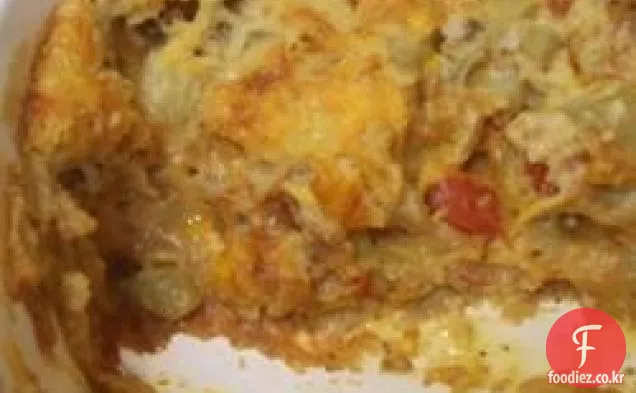 풍부한 마카로니와 토마토 베이크