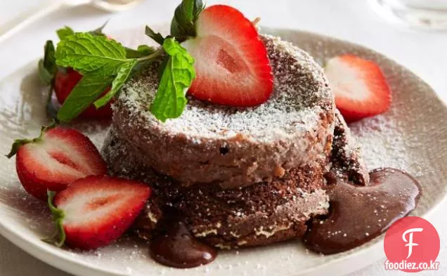 딸기와 함께 따뜻한 초콜릿 케이크