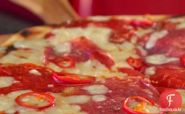 빨간 소스와 고기 피자