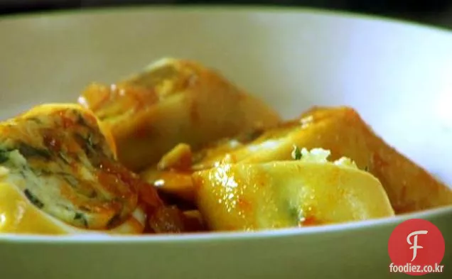새우,시금치,허브로 채워진 찐 오징어