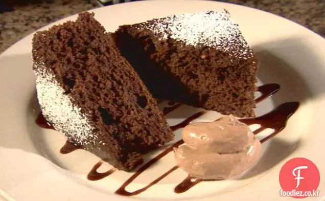 초콜릿-계피 토핑을 곁들인 슈퍼 촉촉한 초콜릿 케이크