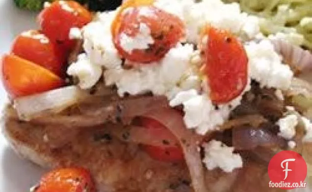 신선한 토마토,양파,마늘,페타를 곁들인 돼지 갈비