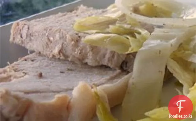 양배추와 함께 밤새 돼지 고기 구이