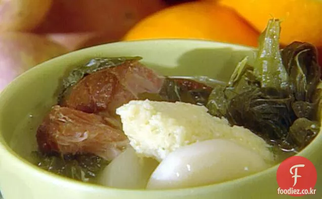 옥수수 가루 만두와 순무 채소