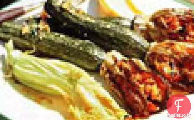 토마토와 파르 메산 치즈로 채워진 호박 꽃
