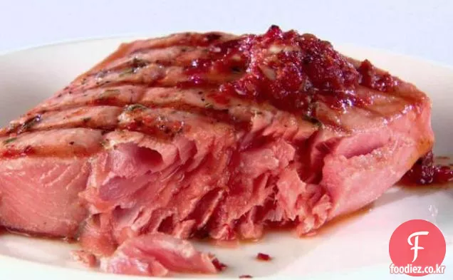 햇볕에 말린 토마토 버터를 곁들인 구운 연어(캘리포니아)