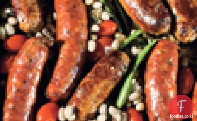 검은 눈 완두콩,로마노 콩,토마토를 곁들인 프라이팬 소시지