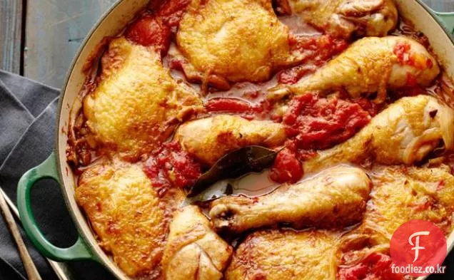 토마토와 찐 닭 허벅지와 다리