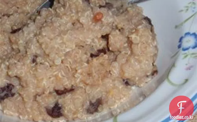 퀴 노아 자두 아침 식사 죽