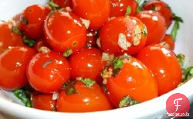마늘과 바질을 곁들인 체리 토마토 볶음