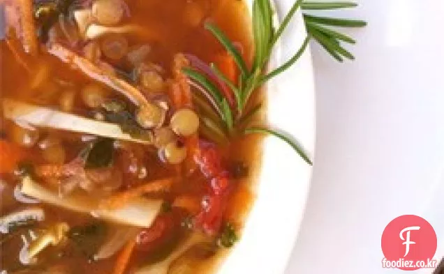 왕성한 렌즈 콩과 소시지 수프