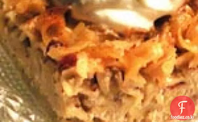 농부 치즈와 링곤 베리를 곁들인 국수 푸딩