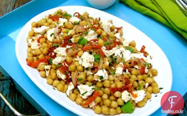 햇볕에 말린 토마토,죽은 태아 및 허브를 곁들인 병아리 콩 샐러드
