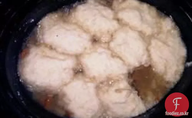 만두와 슬로우 쿠커 칠면조 수프