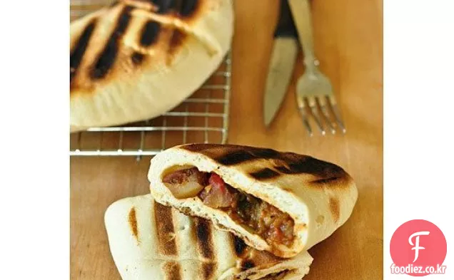 카레 감자,시금치,병아리 콩으로 속을 채운 플랫 브레드