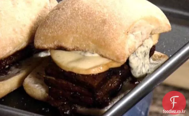 페스토 마요네즈와 찐 돼지 고기 배꼽 샌드위치