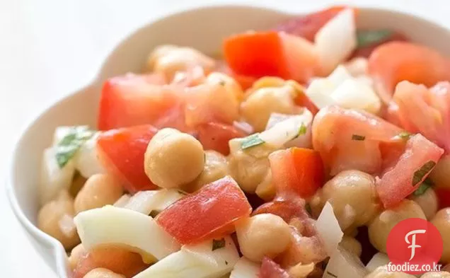 병아리 콩(가르 반조 콩)과 토마토 샐러드