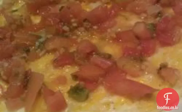 매콤하고 치즈 맛이 나는 계란과 토마토 프리 타타