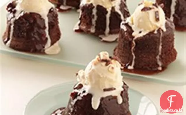 개별 초콜릿-페퍼민트 용암 케이크