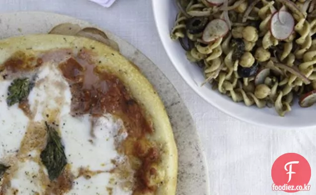 페스토 파스타 샐러드와 마르게리타 피자