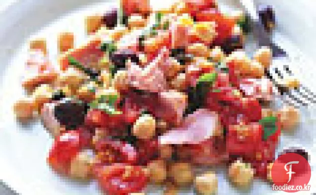 병아리 콩과 토마토와 신선한 연어 샐러드