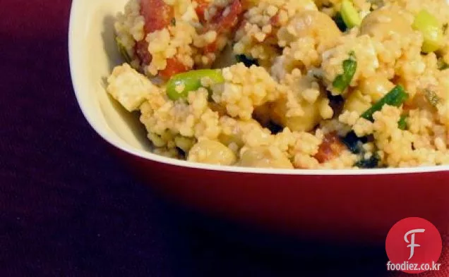 건강하고 맛있는:병아리 콩,토마토,완두콩을 곁들인 쿠스쿠스