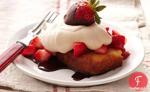 딸기와 초콜릿 크림과 함께 구운 파운드 케이크