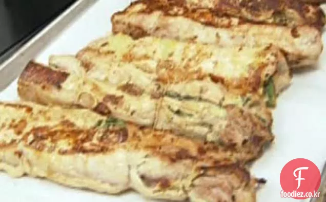 시금치와 민트-바질 페스토-박제 돼지 고기 허리