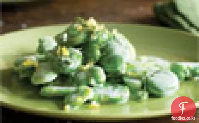 Fava Beans with 생크림 혹은 사워 크림과 민트
