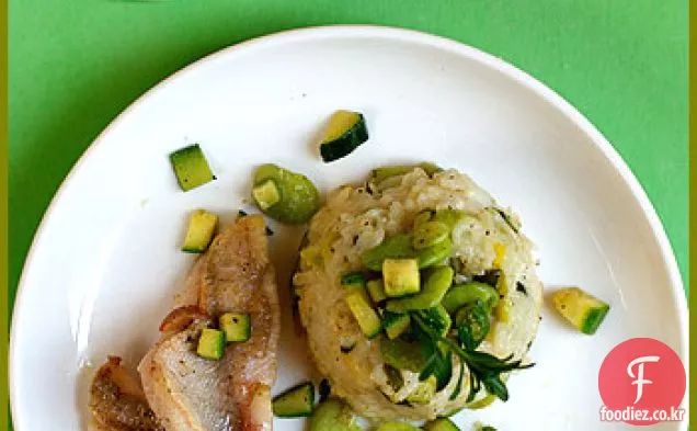 는 음식을 재생 또는 Fava 콩 리조또 Timbale—Jeu de nourriture ou une timbale 드 리조또 aux fèves
