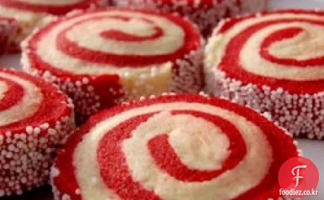 빨간색과 흰색 설탕 쿠키 바람개비