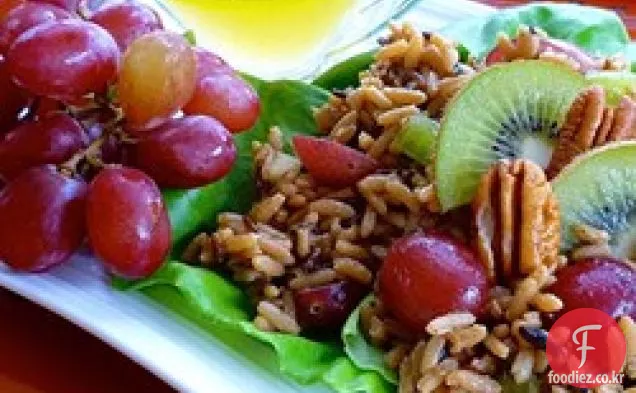 키위와 붉은 포도와 열매 야생 쌀 샐러드