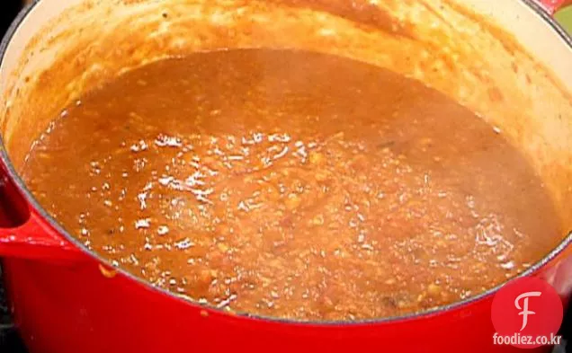인도 매운 병아리 콩과 불에 구운 토마토 수프
