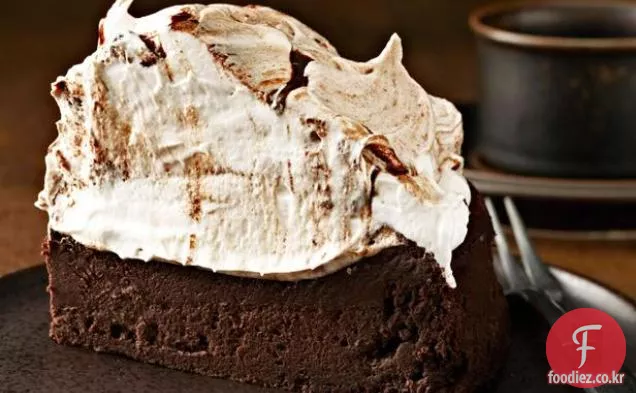 우뚝 솟은 밀가루없는 초콜릿 케이크