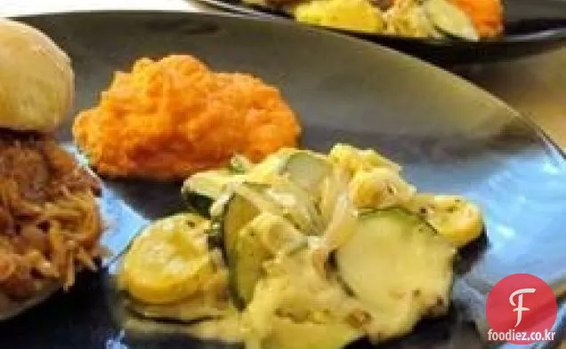 여름 스쿼시와 양파 치즈 캐서롤