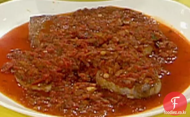 쵸 릿 죠와 구운된 고추 소스와 녹색 콩 스페인어 스타일 돼지 갈비